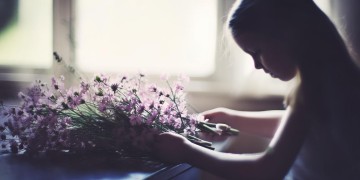 女孩给妈妈的牵挂究竟是哪首歌？
