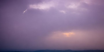 天空会裂缝出自哪首歌？