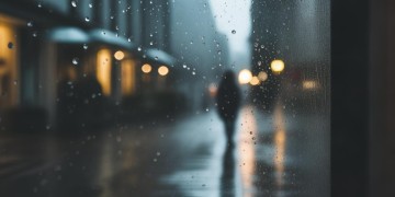 下雨天发朋友圈配什么歌合适呢？
