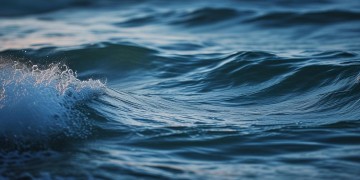 浪看海翻这句歌词出自哪首歌？