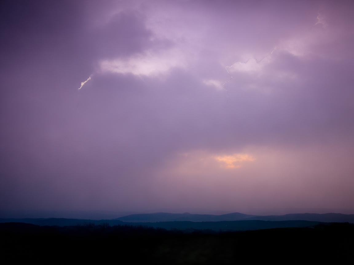 天空会裂缝出自哪首歌? 天空会裂缝出自哪首歌?
